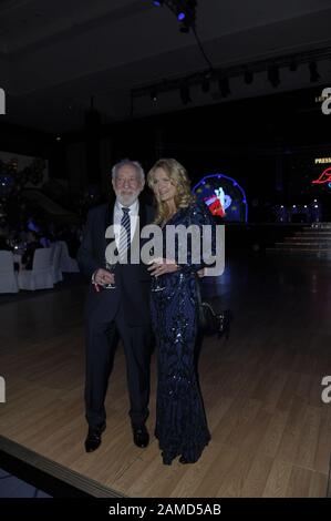 Dieter Hallervorden und seine Freundin Christiane Zander sind 120. Presseball Berlin "Liebesgruesse aus Europa" im Maritim Hotel Berlin am 11.01.2020 Stockfoto