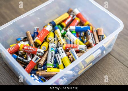 Adelaide, Australien - 7. Juli 2019: Sortiment gebrauchte AA- und AAA-Batterien für den Haushalt, die in Kunststoffbehältern gesammelt wurden und für das Recycling bereit sind c Stockfoto