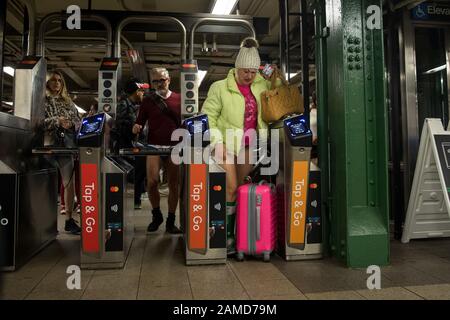 New York, USA. Januar 2020. Die Menschen nehmen an der jährlichen Veranstaltung "No Pants Subway Ride" in New York, den Vereinigten Staaten vom 12. Januar 2020 Teil. Die No Pants Subway Ride ist eine jährliche Veranstaltung, die 2002 von Improv Everywhere in New York gestartet wurde. Gutschrift: Michael Nagle/Xinhua/Alamy Live News Stockfoto