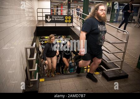 New York, USA. Januar 2020. Die Menschen nehmen an der jährlichen Veranstaltung "No Pants Subway Ride" in New York, den Vereinigten Staaten vom 12. Januar 2020 Teil. Die No Pants Subway Ride ist eine jährliche Veranstaltung, die 2002 von Improv Everywhere in New York gestartet wurde. Gutschrift: Michael Nagle/Xinhua/Alamy Live News Stockfoto
