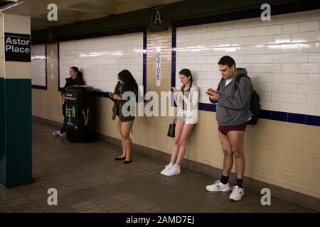 New York, USA. Januar 2020. Die Menschen nehmen an der jährlichen Veranstaltung "No Pants Subway Ride" in New York, den Vereinigten Staaten vom 12. Januar 2020 Teil. Die No Pants Subway Ride ist eine jährliche Veranstaltung, die 2002 von Improv Everywhere in New York gestartet wurde. Gutschrift: Michael Nagle/Xinhua/Alamy Live News Stockfoto