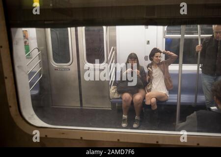 New York, USA. Januar 2020. Die Menschen nehmen an der jährlichen Veranstaltung "No Pants Subway Ride" in New York, den Vereinigten Staaten vom 12. Januar 2020 Teil. Die No Pants Subway Ride ist eine jährliche Veranstaltung, die 2002 von Improv Everywhere in New York gestartet wurde. Gutschrift: Michael Nagle/Xinhua/Alamy Live News Stockfoto