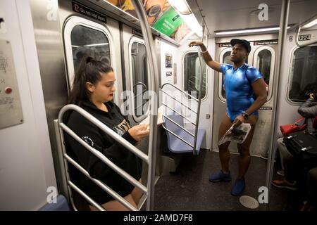 New York, USA. Januar 2020. Die Menschen nehmen an der jährlichen Veranstaltung "No Pants Subway Ride" in New York, den Vereinigten Staaten vom 12. Januar 2020 Teil. Die No Pants Subway Ride ist eine jährliche Veranstaltung, die 2002 von Improv Everywhere in New York gestartet wurde. Gutschrift: Michael Nagle/Xinhua/Alamy Live News Stockfoto