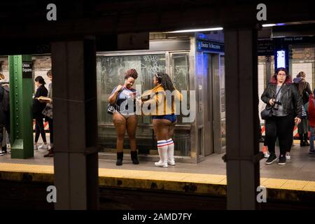 New York, USA. Januar 2020. Die Menschen nehmen an der jährlichen Veranstaltung "No Pants Subway Ride" in New York, den Vereinigten Staaten vom 12. Januar 2020 Teil. Die No Pants Subway Ride ist eine jährliche Veranstaltung, die 2002 von Improv Everywhere in New York gestartet wurde. Gutschrift: Michael Nagle/Xinhua/Alamy Live News Stockfoto