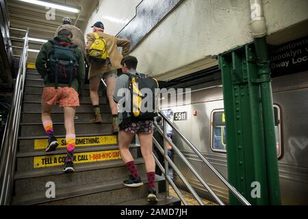 New York, USA. Januar 2020. Die Menschen nehmen an der jährlichen Veranstaltung "No Pants Subway Ride" in New York, den Vereinigten Staaten vom 12. Januar 2020 Teil. Die No Pants Subway Ride ist eine jährliche Veranstaltung, die 2002 von Improv Everywhere in New York gestartet wurde. Gutschrift: Michael Nagle/Xinhua/Alamy Live News Stockfoto