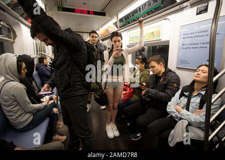 New York, USA. Januar 2020. Die Menschen nehmen an der jährlichen Veranstaltung "No Pants Subway Ride" in New York, den Vereinigten Staaten vom 12. Januar 2020 Teil. Die No Pants Subway Ride ist eine jährliche Veranstaltung, die 2002 von Improv Everywhere in New York gestartet wurde. Gutschrift: Michael Nagle/Xinhua/Alamy Live News Stockfoto