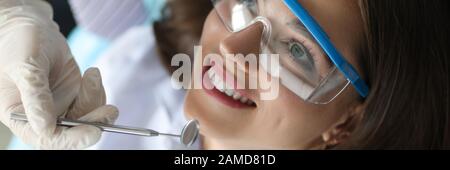 Junge lächelnde Schönheit Frau in dentinst Büro portrait Stockfoto