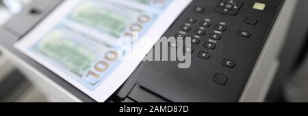 Blatt Papier auf einem Drucker mit gefälschten Dollars gedruckt Stockfoto