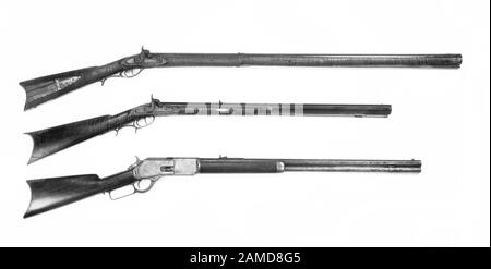 Antiquitätengewehre, Vollstock, Halbstock und Cowboy-Repetiergewehr in Schwarzweiß. Hergestellt von 1840 bis 1876. Stockfoto