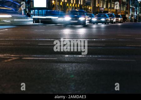 Unscharfe, unscharfe Nachtfahrlichter in der Stadt Minsk Stockfoto