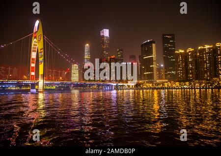 Nächtlicher Blick auf die Wolkenkratzer von Guangzhou von einer Flussfahrt auf dem Perlfluss, China. Stockfoto