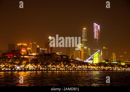 Nächtlicher Blick auf die Wolkenkratzer von Guangzhou von einer Flussfahrt auf dem Perlfluss, China. Stockfoto