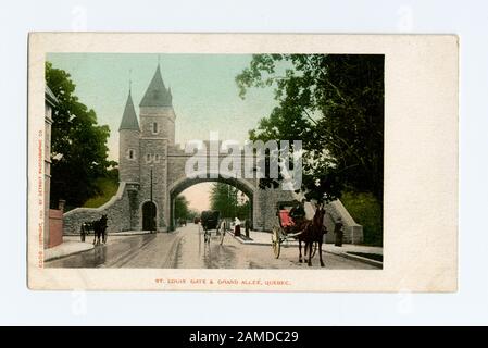 ST Louis Gate und Grand Allee, Quebec, P Q Postcard-Seriennummer: 6008 1902-1903. Als Postvorschriften die Adressen und Nachrichten auf der Rückseite gemeinsam erlaubten, wurde auf die Abbildung in voller Größe umgestellt.Français: La porte Saint-Louis, à Quebec. Vue de l'intérieur. Avant la modification de la partie de droite.; St. Louis Gate und Grand Allée, Quebec, P. Q Stockfoto