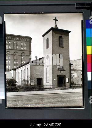 ST Lukes Chapel, 483 Hudson Street, Manhattan Code: U.a.3.; III.F.1. Kirche mit quadratischem Turm, Bogenfenster, kleiner Garten links, größere Gebäude, die darüber hinaus sichtbar sind. Citation/Reference: CNY# 21; St. Lukes Chapel, 483 Hudson Street, Manhattan. Stockfoto