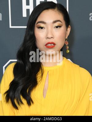 Santa Monica, Kalifornien, USA. Januar 2020 - Santa Monica, Kalifornien - Awkwafina. 25th Annual Critic's Choice Awards im Barker Hangar. Foto-Credit: Birdie Thompson/AdMedia/MediaPunch Credit: MediaPunch Inc/Alamy Live News Stockfoto