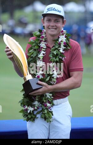 Honolulu, Hawaii, USA. 12. Januar 2020 - Cameron Smith (aus) hält seine Trophäe, nachdem er die Sony Open im Waialae Country Club in Honolulu gewonnen hat, HI - Michael Sullivan/CSM Credit: CAL Sport Media/Alamy Live News Stockfoto