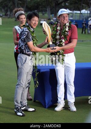 Honolulu, Hawaii, USA. 12. Januar 2020 - Cameron Smith (aus) hält seine Trophäe, nachdem er die Sony Open im Waialae Country Club in Honolulu gewonnen hat, HI - Michael Sullivan/CSM Credit: CAL Sport Media/Alamy Live News Stockfoto