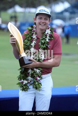 Honolulu, Hawaii, USA. 12. Januar 2020 - Cameron Smith (aus) hält seine Trophäe, nachdem er die Sony Open im Waialae Country Club in Honolulu gewonnen hat, HI - Michael Sullivan/CSM Credit: CAL Sport Media/Alamy Live News Stockfoto