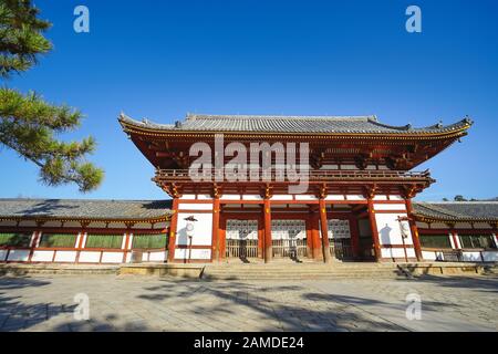 Schöne Szene des zweiten Holztores Des Todaiji-Tempels, dies ist die berühmtesten Reiseziele der Stadt Nara in der Gegend von Kansai in Japan und dies Stockfoto