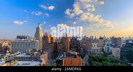 New York USA - 29. Juli 2019: Luftpanorama vom Union Square Park, kultige Skyline und Wolkenkratzer in Lower Manhattan an einem bewölkten Tag vor Sonnenuntergang Stockfoto