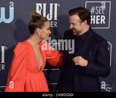 Santa Monica, Vereinigte Staaten. Januar 2020. Schauspielerin Olivia Wilde und ihr Mann, Schauspieler Jason Sudeikis nehmen am Sonntag, 12. Januar 2020, am 25. Jährlichen Critics' Choice Award im Barker Hanger in Santa Monica, Kalifornien, an. Foto von Jim Ruymen/UPI Credit: UPI/Alamy Live News Stockfoto