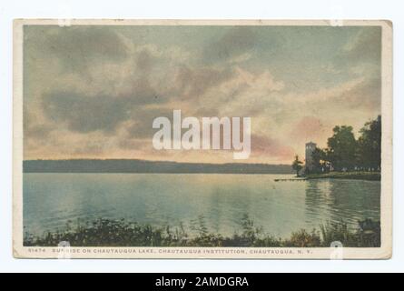 Sunrise on Chautauqua Lake, Chautauqua Institute, Chautauqua, N Y Postcard-Seriennummer: 81474 Fortgesetzte Vertragsfragen.; Sunrise on Chautauqua Lake, Chautauqua Institute, Chautauqua, N. Y. Stockfoto