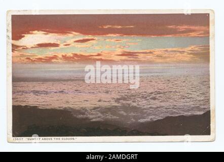 Sonnenuntergang Über den Wolken Postkartenserie: 13607 Letzte Serie, die hauptsächlich aus unternehmenseigenen oder von Unternehmen beauftragten Bildern veröffentlicht wurde.; Sonnenuntergang Über den Wolken Stockfoto