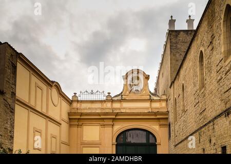 Neapel, ITALIEN - 4. JANUAR 2020: Licht ist leuchtende Gebäude Neapels Stockfoto