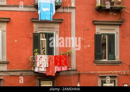 Neapel, ITALIEN - 4. JANUAR 2020: Die Sonne trocknet Kleidung auf Regalen und Seilen in der Straße des historischen Zentrums Stockfoto