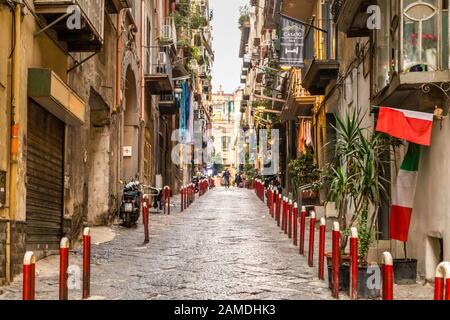 Neapel, ITALIEN - 4. JANUAR 2020: Die Sonne trocknet Kleidung auf Regalen und Seilen in der Straße des historischen Zentrums Stockfoto