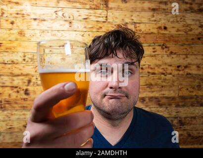 Männer trinken Bier. Portrait von gut aussehenden jungen Männer trinken Bier. Stockfoto