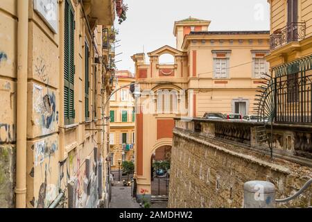 Neapel, ITALIEN - 4. JANUAR 2020: Die Sonne trocknet Kleidung auf Regalen und Seilen in der Straße des historischen Zentrums Stockfoto