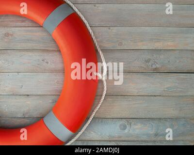 Rettungsring hängend auf einer hölzernen Hintergrund. Sicherheitskonzept Stockfoto