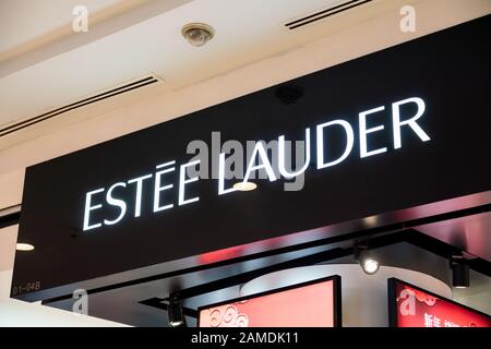 Shanghai, China. Januar 2020. Das amerikanische multinationale Unternehmen für Körperpflege und Kosmetikprodukte Estee Lauder Logo wird in Shanghai gesehen. Credit: Alex Tai/SOPA Images/ZUMA Wire/Alamy Live News Stockfoto