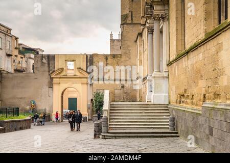 Neapel, ITALIEN - 4. JANUAR 2020: Touristen, die den monumentalen Komplex von Santa Chiara besuchen Stockfoto