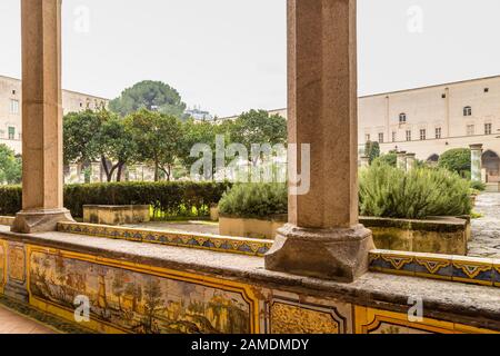 Neapel, ITALIEN - 4. JANUAR 2020: Sonnenlicht erleuchtet den monumentalen Komplex von Santa Chiara Stockfoto