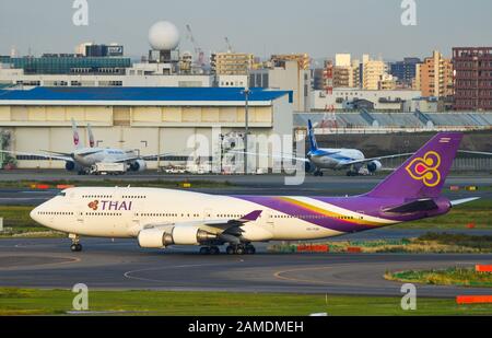 Tokio, Japan - 2. November 2019. HS-TGP Thai Airways Boeing 747-400 Taxifahren auf der Landebahn des Flughafens Tokio-Haneda (HND). Haneda bewältigte 87.098.683 Passagiere i. Stockfoto