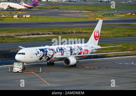 Tokio, Japan - 2. November 2019. Ja602J Japan Airlines Boeing 767-300er (Mickey 90 Years Livery) auf der Landebahn des Flughafens Tokio-Haneda (HND). Stockfoto