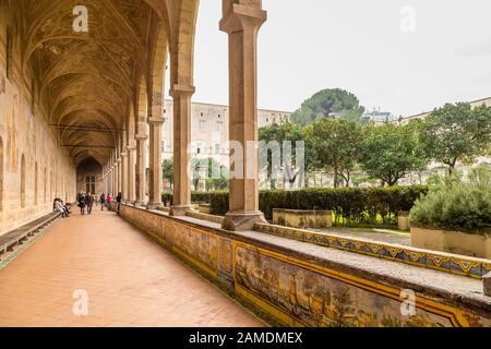 Neapel, ITALIEN - 4. JANUAR 2020: Touristen, die den monumentalen Komplex von Santa Chiara besuchen Stockfoto