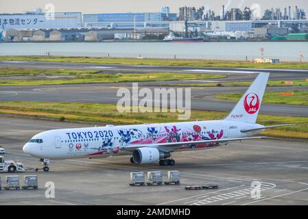 Tokio, Japan - 2. November 2019. Ja601J Japan Airlines Boeing 767-300er (Tokyo 2020 Olympics Livery) taxiert auf der Landebahn des Flughafens Tokio-Haneda (HND). Stockfoto