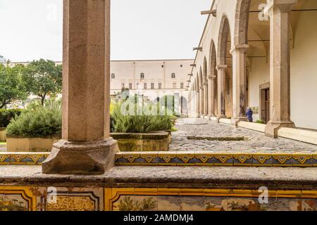 Neapel, ITALIEN - 4. JANUAR 2020: Touristen, die den monumentalen Komplex von Santa Chiara besuchen Stockfoto