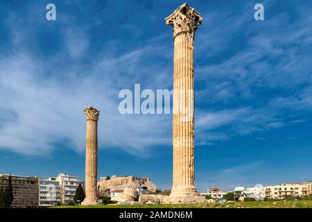 Tempel des Olympischen Zeus und die Akropolis in Athen, Griechenland. Stockfoto