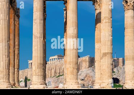 Tempel des Olympischen Zeus und die Akropolis in Athen, Griechenland. Stockfoto