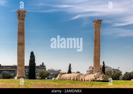 Tempel des Olympischen Zeus und die Akropolis in Athen, Griechenland. Stockfoto