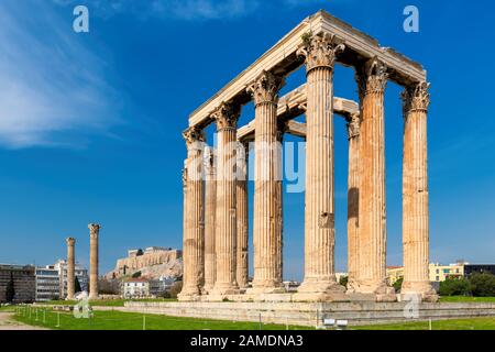 Tempel des Olympischen Zeus und die Akropolis in Athen, Griechenland. Stockfoto