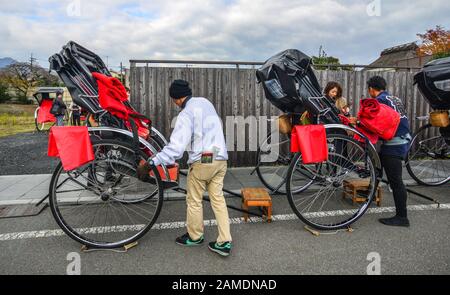 Kyoto, Japan - 28. November 2016. Der Rikscha-Mann auf der Straße in Kyoto, Japan. Die traditionellen Rikschas sind für Reisende in einem Touristenpflaum noch am Leben Stockfoto