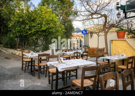 Café in der alten gemütlichen Straße im Stadtteil Plaka, Athen, Griechenland Stockfoto