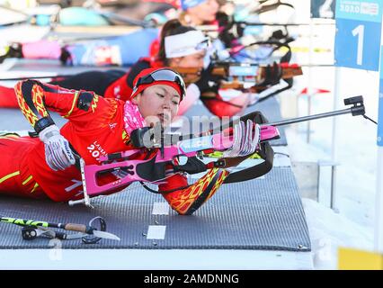 Les Rousses, Frankreich. Januar 2020. Ding Yuhuan (vorne) aus China tritt im Biathlon-Einzel-Mixed-Staffel bei den 3. Olympischen Winter-Olympischen Spielen im Les Tuffes Nordic Centre in Les Rousses, Frankreich, 12. Januar 2020 an. Credit: Shan Yuqi/Xinhua/Alamy Live News Stockfoto