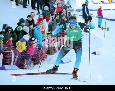 Les Rousses, Frankreich. Januar 2020. Mathieu Garcia (R) aus Frankreich tritt im Biathlon-Einzel-Mixed-Staffel bei den 3. Olympischen Winter-Jugendspielen im Les Tuffes Nordic Centre in Les Rousses, Frankreich, 12. Januar 2020 an. Kredit: Yang Shiyao/Xinhua/Alamy Live News Stockfoto