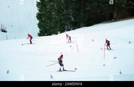 Les Rousses, Frankreich. Januar 2020. Athleten treten während der Biathlon-Einzel-Mixed-Staffel bei den 3. Olympischen Winter-Olympischen Spielen im Les Tuffes Nordic Centre in Les Rousses, Frankreich, 12. Januar 2020 an. Kredit: Yang Shiyao/Xinhua/Alamy Live News Stockfoto